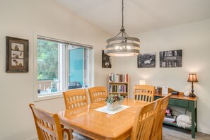 Full size dining area.