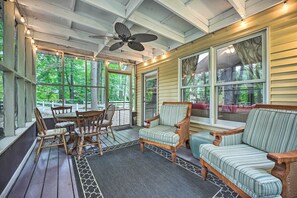 Screened Porch | Dog Friendly w/ Fee