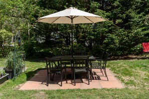 outdoor patio dining