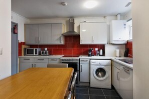 Dining kitchen with table & chairs 