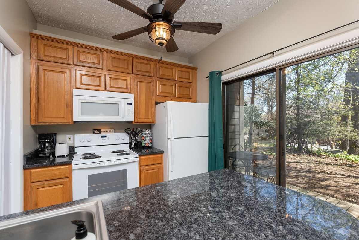 Tips Up: Cozy Slopeside Retreat w/ Fireplace (~100 Yards From The Slopes!)