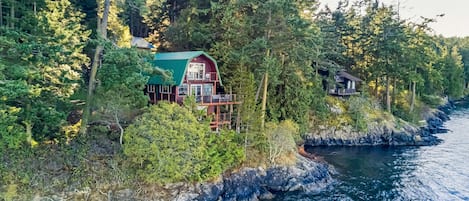 Evergreen Waterfront Retreat

** high bank waterfront- no water access