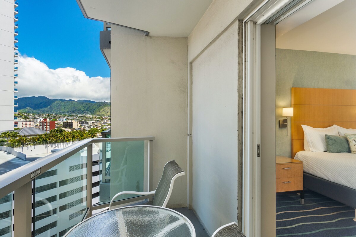 Ala Moana Hotel Style Room – Walk to EVERYTHING, Great for Couples