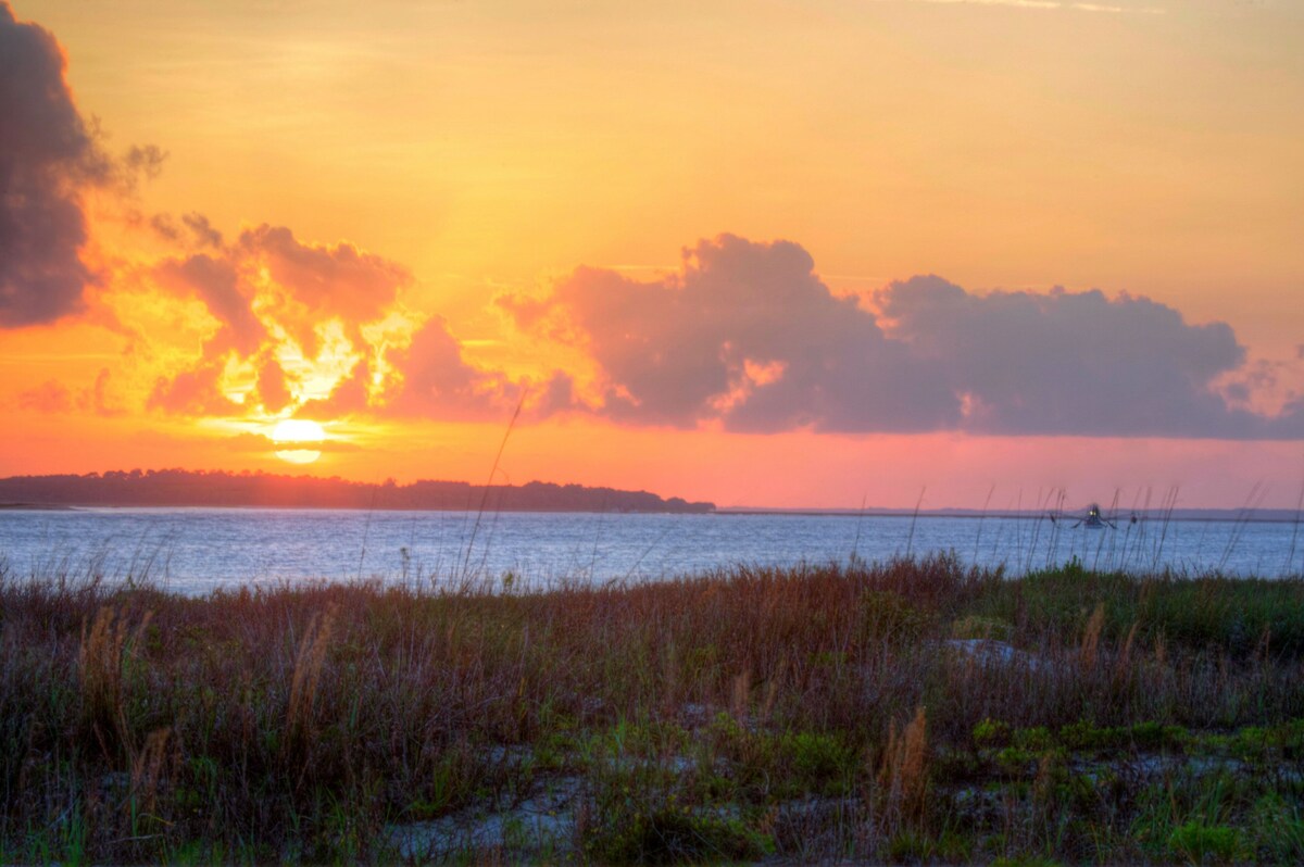 STUNNING BEACHFRONT UPPER VILLA*Electric Awning over Deck*Amenity Cards INCLUDED
