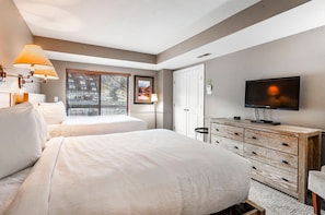 Bedroom 2 - 2 Queen Beds