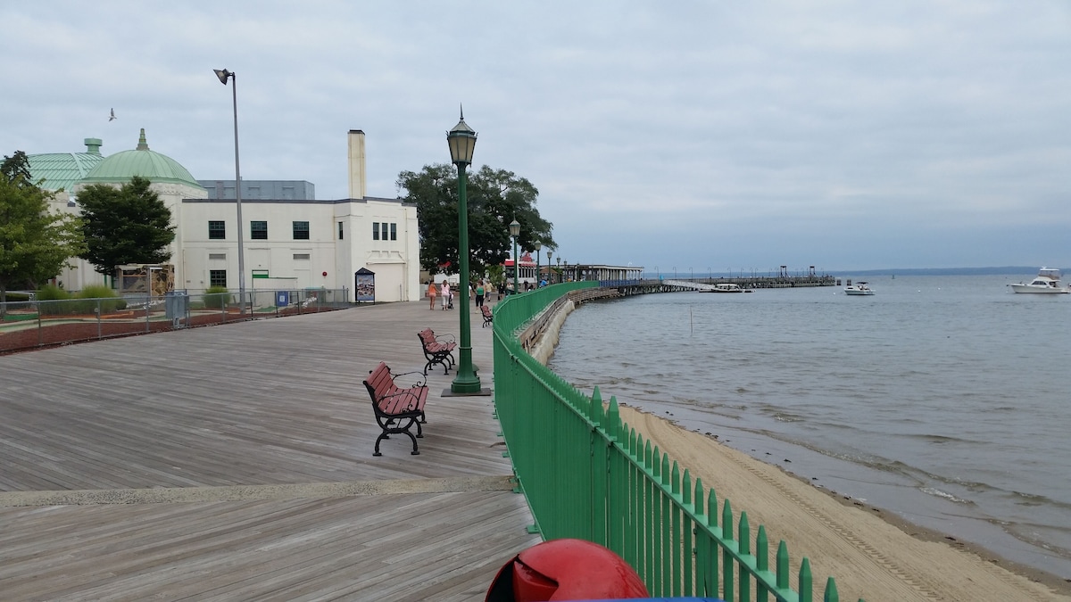 Beautiful upstairs apt. Walk to town, train, & beach ferry!