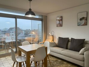 Table, Furniture, Property, Picture Frame, Chair, Wood, Interior Design, Window, Lighting, Shade