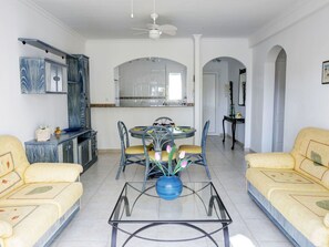 Möbel, Couch, Tabelle, Bilderrahmen, Beleuchtung, Wohnzimmer, Interior Design, Stuhl, Studio Couch, Fussboden