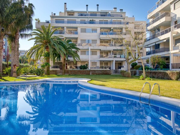 Water, Plant, Building, Daytime, Property, Sky, Window, Azure, Swimming Pool, Blue