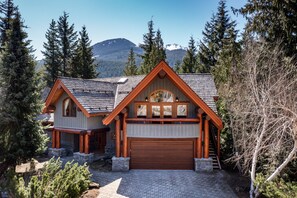 Peak2Peak Chalet offers a blend of modern comforts and rustic charm