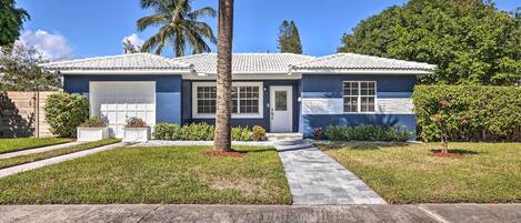 West Palm Beach Vacation Rental | 3BR | 2BA | 1 Step Required to Access