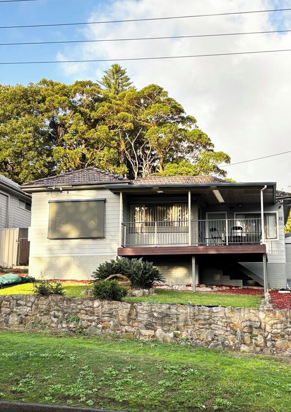 Front house 5 bedrooms 2 bathroom