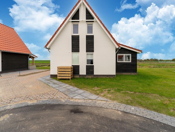 Stugans exteriör [sommar]