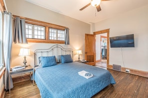 BR1: Lower level master king bedroom