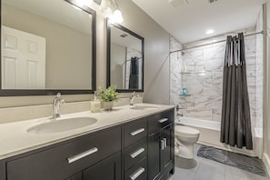 BA3: Upper level full bath with tub/shower