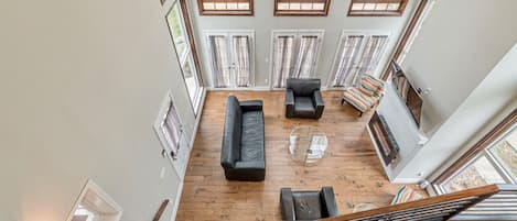 Enjoy the huge great room with 2 1/2 story ceilings!