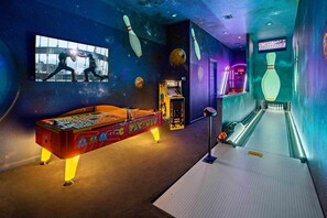 Arcade w/ Air Hockey Table