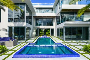 Floor to glass ceiling windows on the spectacular waterfront.