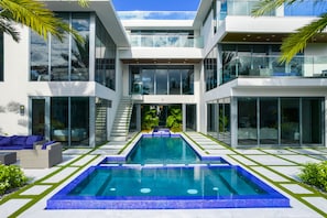 Floor to glass ceiling windows on the spectacular waterfront.