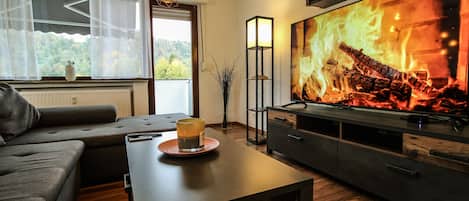 Das schöne Wohnzimmer bietet eine Smart TV, eine Couch und Moselblick!