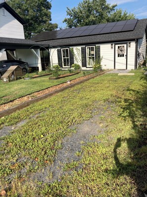 Carriage House with its own parking spaxe (fits 2 vehicles)