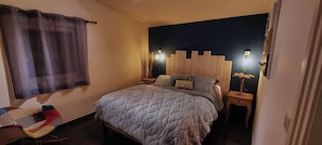 Chambre avec lit "Queen size" (160x200) et double dressing