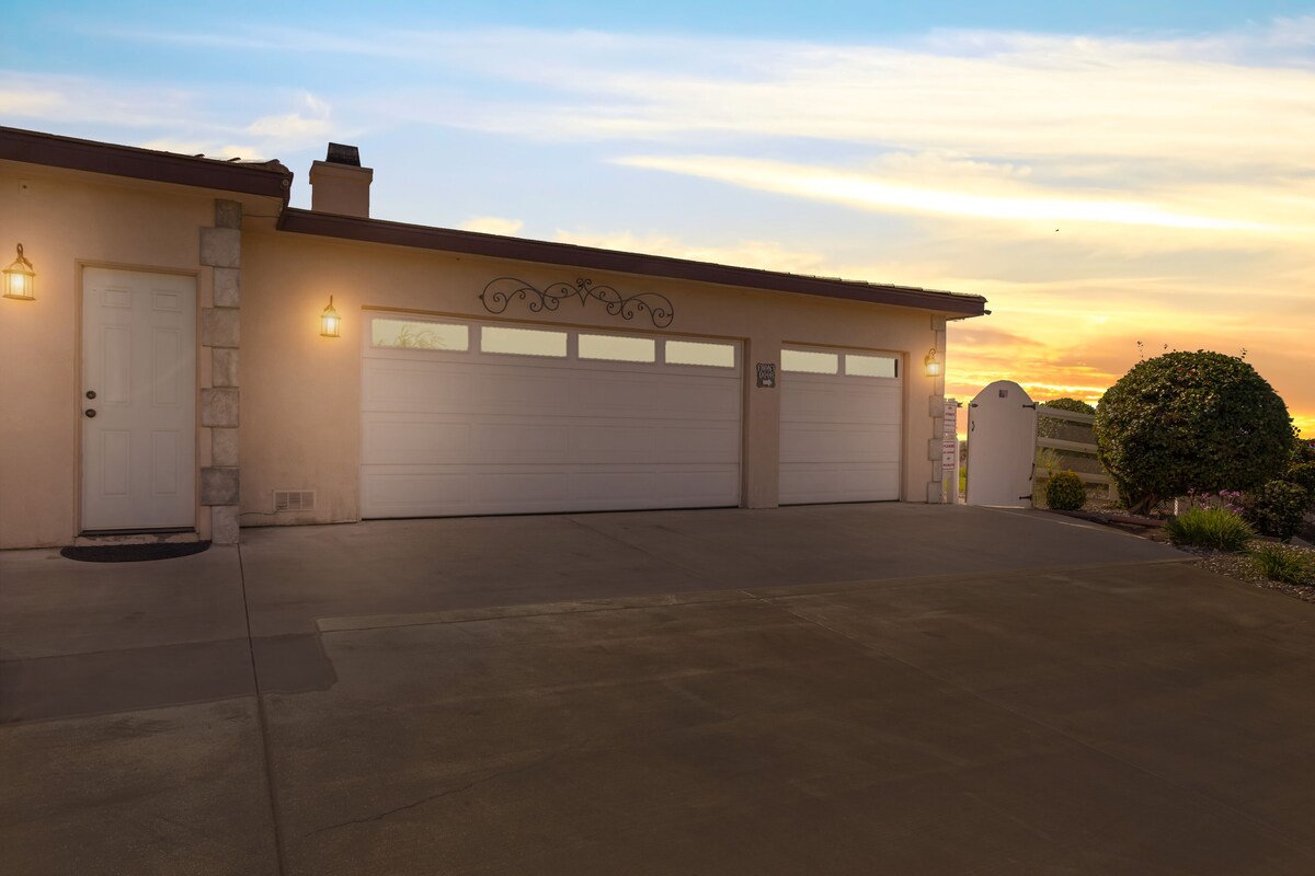 Breathtaking Views Overlooking the Temecula Landscape, 4 Bedroom Pool Home