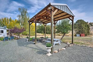 Covered Outdoor Lounge/Picnic Area