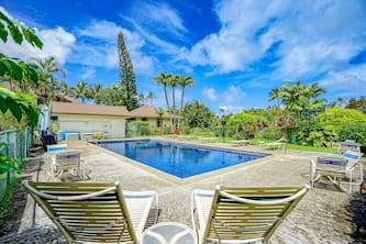 2nd floor studio with shared pool, fast WiFi, washer/dryer, and mountain view