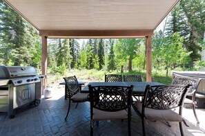 Covered outdoor space - BBQ Grill