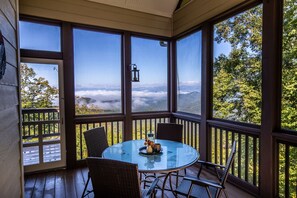 Screen porch - Screened porch with table and seating for 4. Beautiful mountain views.