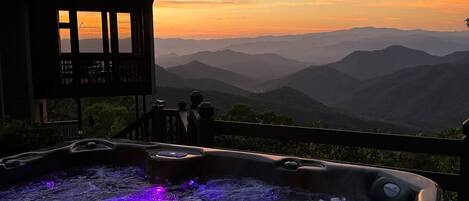 Hot tub - Hot tub overlooking mountain view.