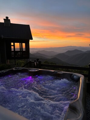 Hot tub - Hot tub overlooking mountain view.