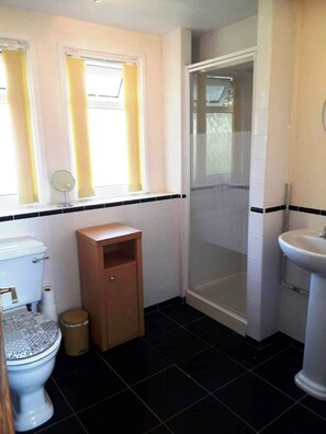 Leafy Corner Chalet.bathroom