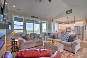 Living Room | Gated Community | Smart TV