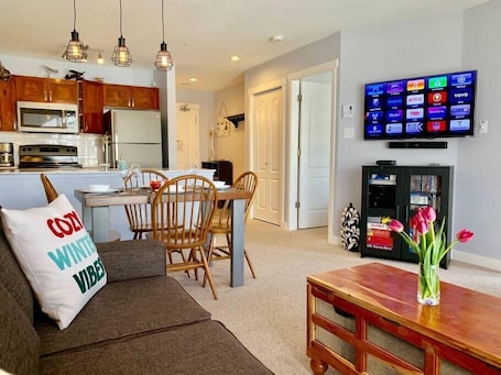 Peo Whistler Living room, 3D HDTV, DVD's and Games