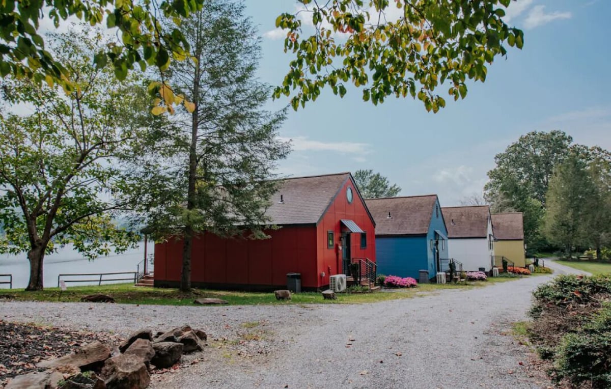 1BR + Loft Lake Chatuge Cabin w/ Mountain Views