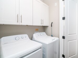 Washer/Dryer, includes detergent and dryer sheets