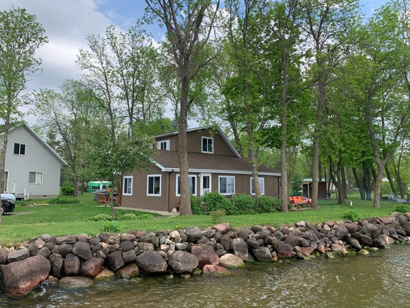 Large property for family gatherings, 350ft lakefront with sandy bottom