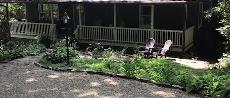 Front of cottage and driveway 