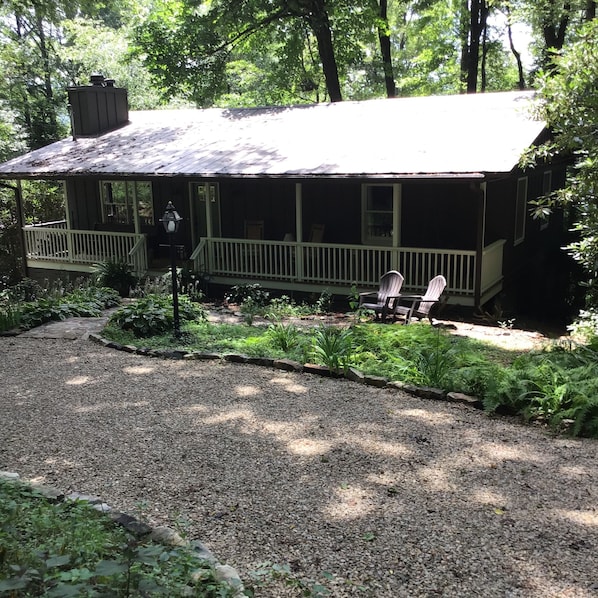 Front of cottage and driveway 