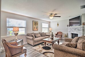 Living Room | Single-Story Home | Smart TV | Free WiFi