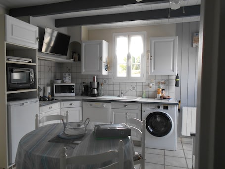 cuisine intégrée avec TV, lit 1 personne