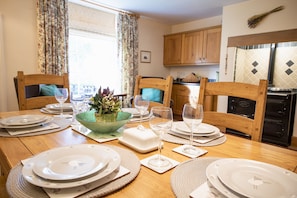Lime Kiln Farm, near Malton: Dine comfortably around the farmhouse table and warming Aga