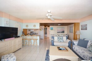 BEACHMARK 3J - LIVING-AREA