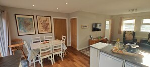 1a. Dining Space for 6 Guests