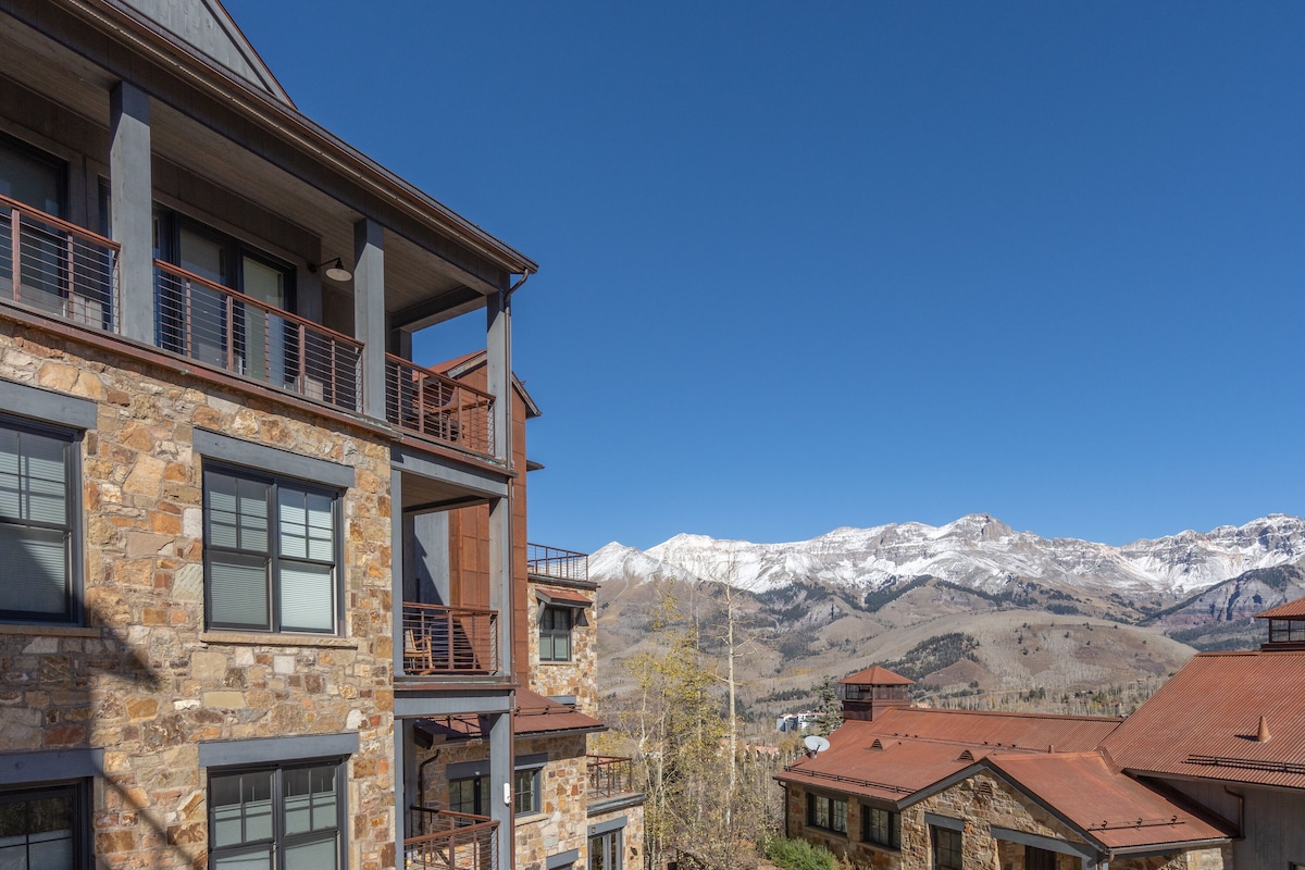 CASSIDY’S HIDEOUT- Beautiful Condo with Amazing San Sophia Ridge Views