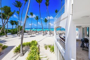 Feel the ocean breeze on the terrace, sipping cocktails with friends or family.