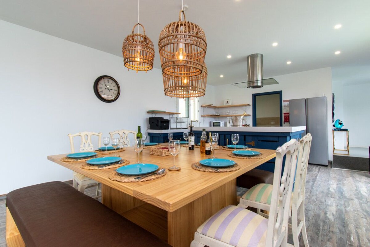 Villa Zarita. Beautiful 6 Bedroom Villa. Private Heated Pool. Bar Area.