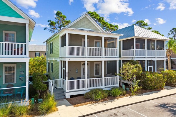 Free standing cottage in a gated community. Easy parking right out front!